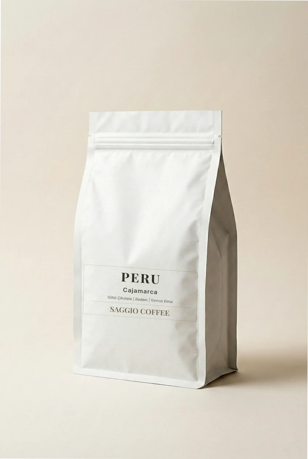 Saggio Coffee Peru Cajamarca yöresel kahve. Tatlı ve Gövdeli kahveler serisinden, 1600-1800m rakımlı yıkanmış Typica ve Caturra varyetesi; sütlü çikolata, badem ve kırmızı elma notaları sunan nitelikli kahve paketi.