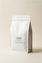 Saggio Coffee Peru Cajamarca yöresel kahve. Tatlı ve Gövdeli kahveler serisinden, 1600-1800m rakımlı yıkanmış Typica ve Caturra varyetesi; sütlü çikolata, badem ve kırmızı elma notaları sunan nitelikli kahve paketi.